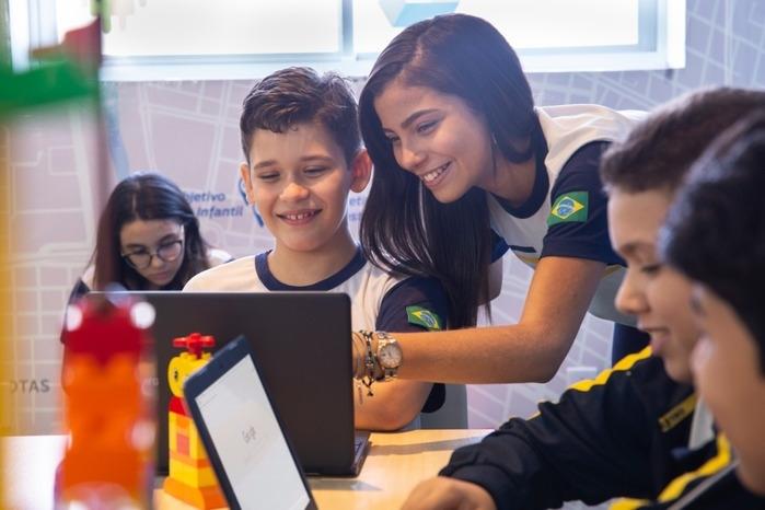 Alunos do Ensino Fundamental aprendendo por meio dos chromebooks, em aula prática, na Sala Google, do Colégio Objetivo de Teresina (Crédito: Lucas Soares)