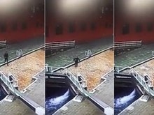 Distraído com celular, homem cai de ponte e é sugado por canal