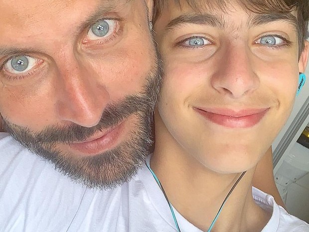 Semelhança de Henri Castelli e filho impressiona fãs: "É um clone?"