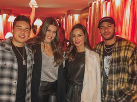 Modelo circula com Neymar e é curtida por ‘parças’ do jogador