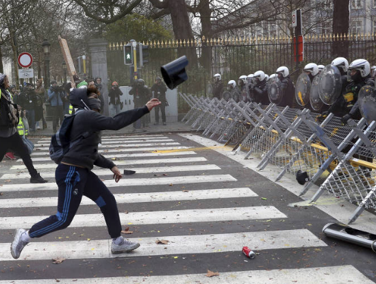 Ato de "coletes amarelos" tem confrontos em Paris