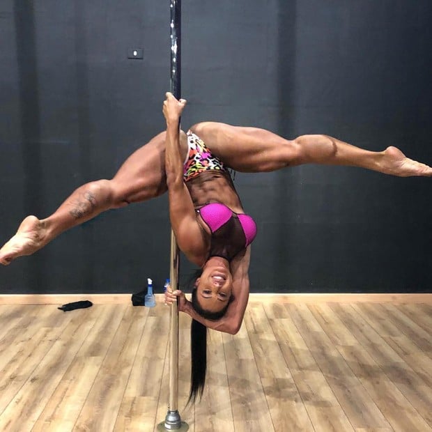 Gracyanne Barbosa Mostra Abertura De Pernas Em Dia De Pole Dance 7333