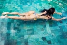 Noiva de Zezé posta foto mergulhando em piscina e exibe boa forma