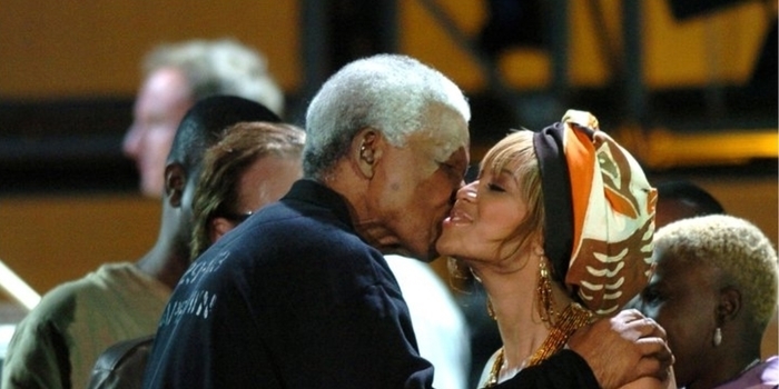 Beyoncé declara amor a Mandela em uma carta