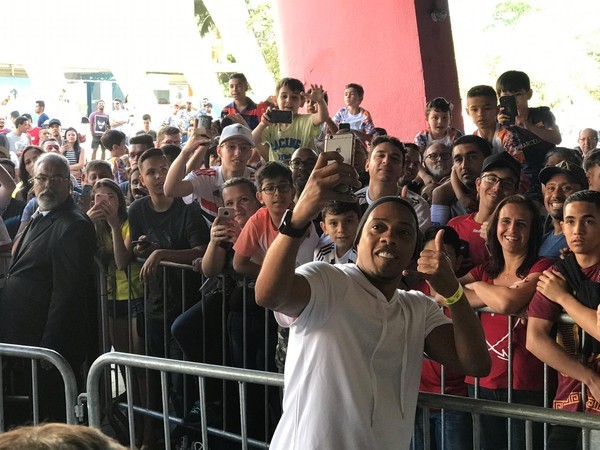 Ronaldinho Gaúcho usa sósia para driblar torcida e imprensa