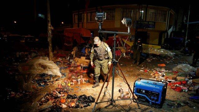 Policial inspeciona o local da explosão que deixou oito mortos e 40 feridos na cidade de Oruro (Crédito: Reuters)