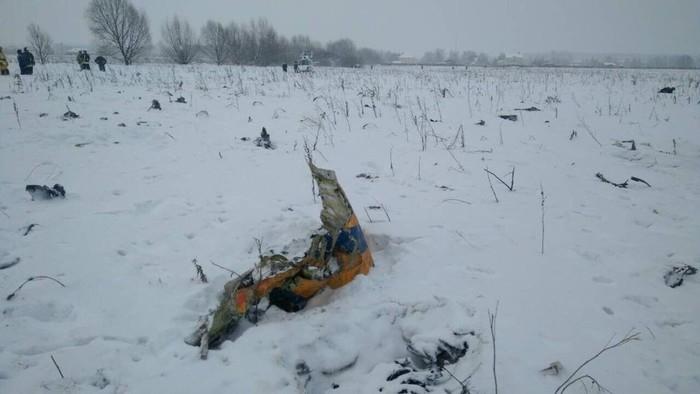 Pedaço do avião da Saratov que caiu perto de Moscou, Rússia (Crédito: Reuters)