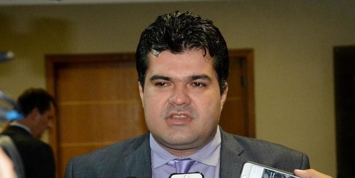 Deputado sofre acidente ao fazer trilha de jipe na Venezuela