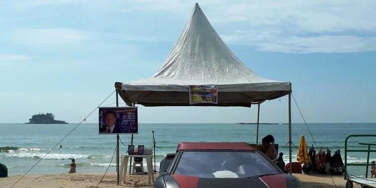 Pastor tenta vender carro em "evento religoso" e culpa "satanás"