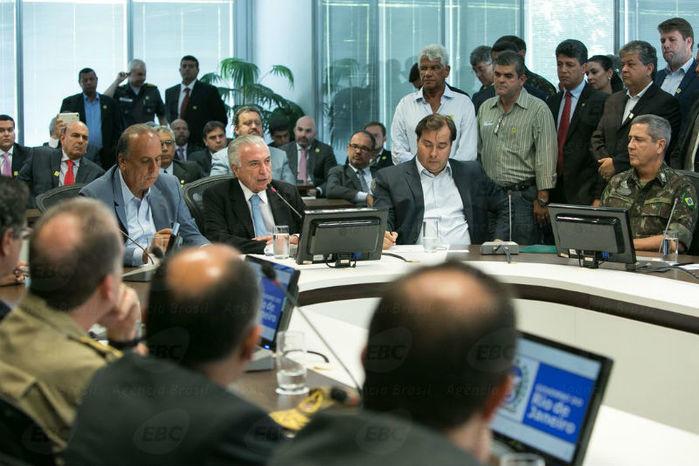 Reunião de Temer e autoridades sobre a intervenção federal no Rio de Janeiro (Crédito: Agência Brasil)