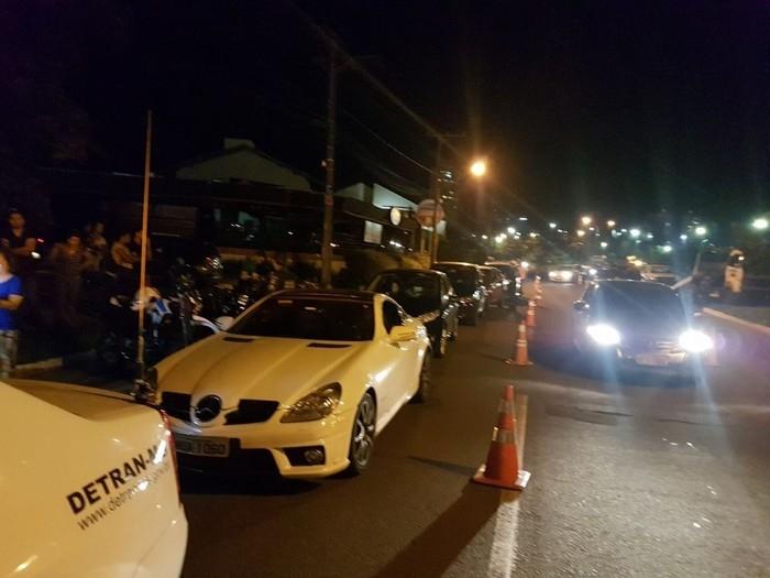 Mercedes parado na blitz (Crédito: Reprodução )