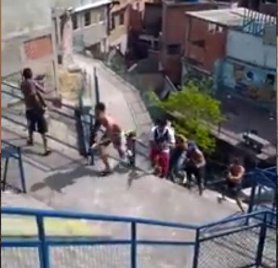 Produção era gravada no Complexo da Maré, quando morador filmou com celular (Crédito: Reprodução )
