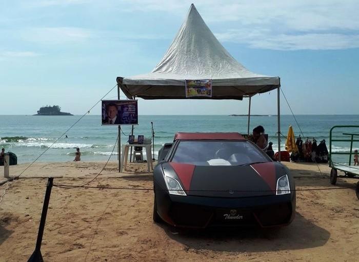 Carro que seria vendido pelo pastor foi exposto em evento em praia de Guarujá (Crédito: G1)