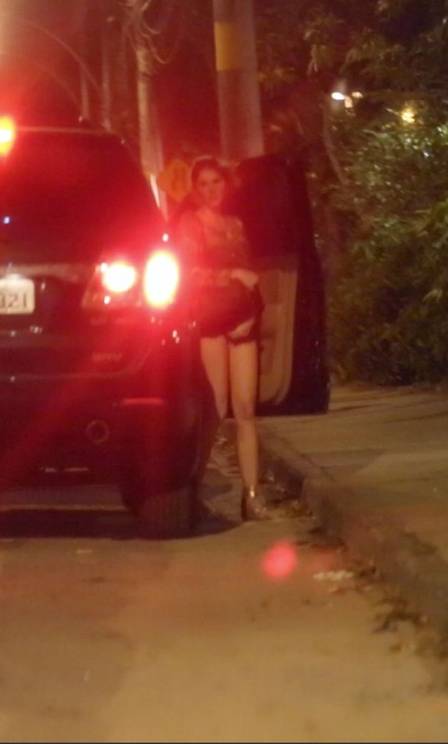 Bárbara Evans foi flagrada saindo do carro de Cauã em 2015