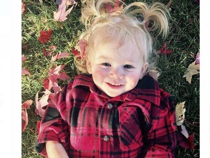 Menina alérgica à água sofre por não tomar banho, chorar ou suar