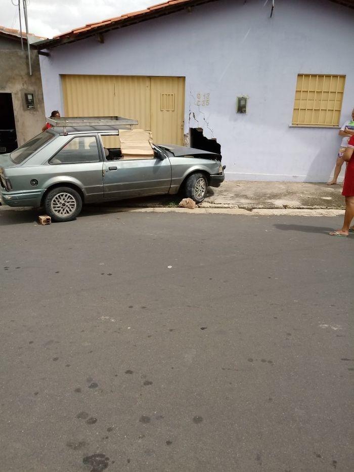 Homem passa mal, perde controle de carro e invade casa na zona Sul de Teresina (Crédito: Portal Meio Norte)