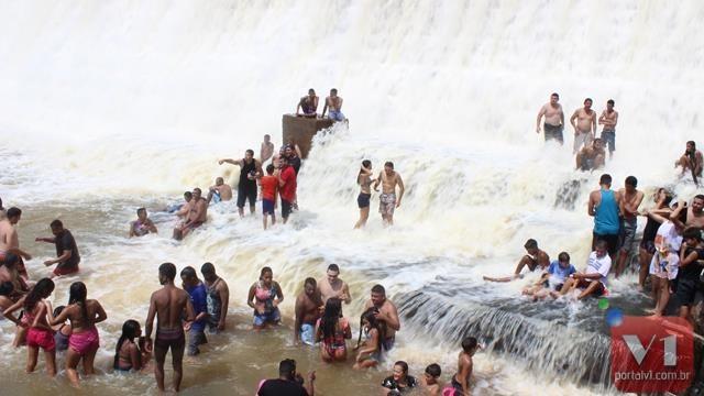 Barragem de Mesa de Pedra sangra e atrai muitos turistas. Vídeo