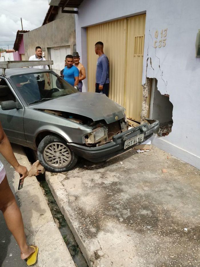 Homem passa mal, perde controle de carro e invade casa na zona Sul de Teresina (Crédito: Portal Meio Norte)