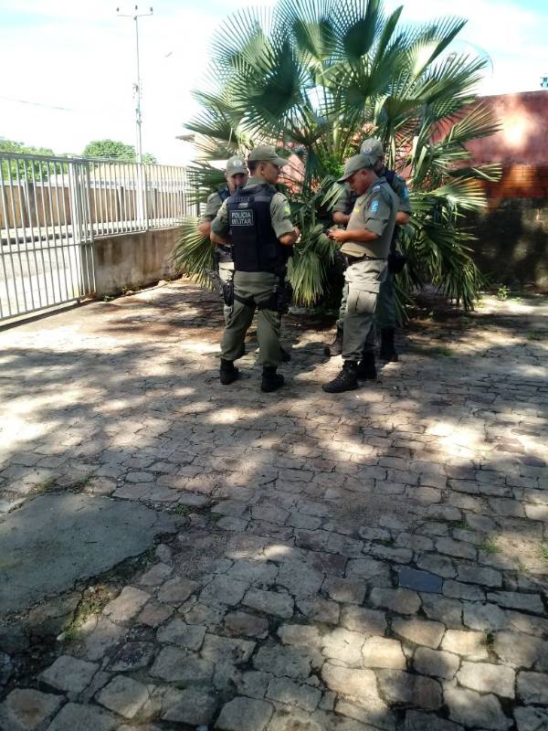 Polícia faz a segurança da região (Crédito: Ronaldo Mota/Tribuna em Foco)