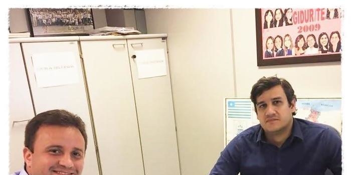 Prefeito de São Pedro assina contrato para aquisição de dois trator