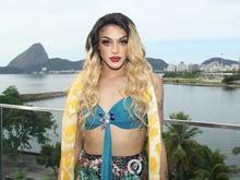Pabllo Vittar vai fantasiado de Britney Spears em bloco; compare
