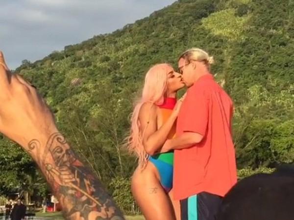 Pabllo Vittar descarta beijo técnico em Diplo: ‘Foi o melhor beijo"