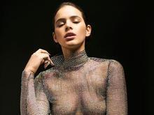 Marquezine posa com macacão transparente de R$ 25 mil