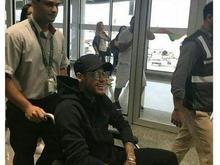 De cadeira de rodas, Neymar chega ao Brasil para operar no sábado