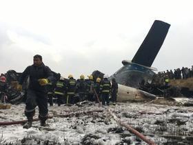 Avião com 71 pessoas cai em aeroporto do Nepal e deixa mortos