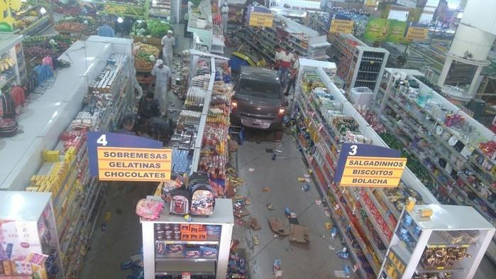 Motorista precisou ser amarrados pelos policiais militares (Crédito: Reprodução )
