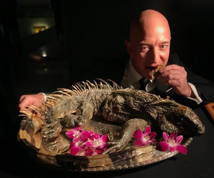 O CEO da Amazon, Jeff Bezos, come uma iguana durante o jantar anual do The Explorers Club na Times Square, em Nova York, no sábado (10) (Crédito: Emily V. Driscoll/BonSci Films)