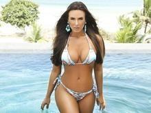 Nicole Bahls exibe belas curvas em ensaio na piscina ; fotos!