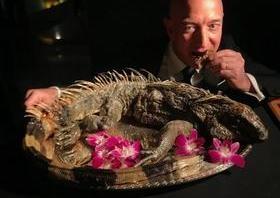 Homem mais rico do mundo come iguana e viraliza nas redes sociais