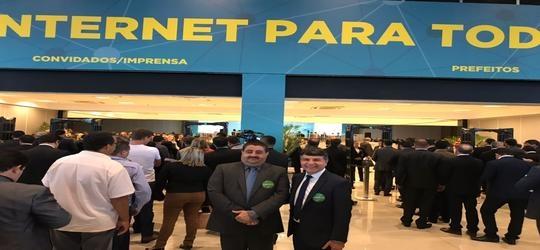Prefeito João Luiz assina temo do Programa Internet para Todos