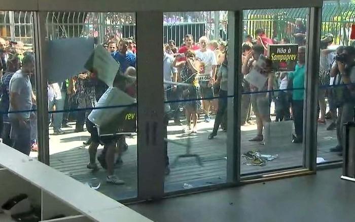 Professora fica ferida durante tumulto na Câmara (Crédito: Reprodução/TV Globo)
