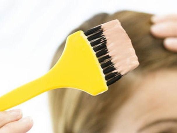 Mulher desenvolve cirrose após pintar o cabelo durante 10 anos