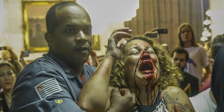 Polícia lança bombas em ato de professores em frente à Câmara em SP