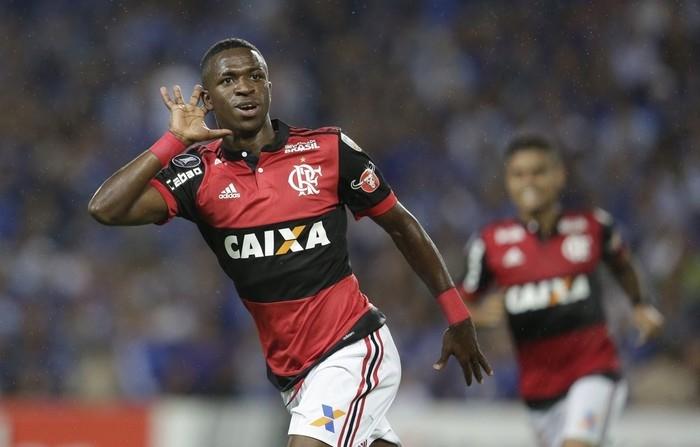 Torcedores pedem maias dinheiro ao Real Madrid por Vinicius Jr. (Crédito: Dolores Ochoa/AP)