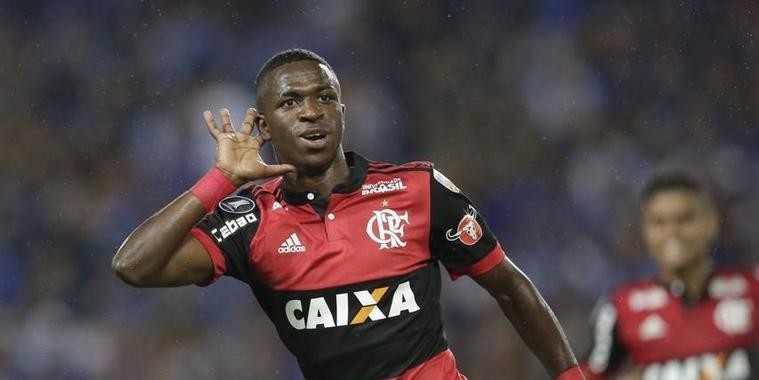 Após gols na libertadores, jornal compara Vinicius Jr. a Ronaldo