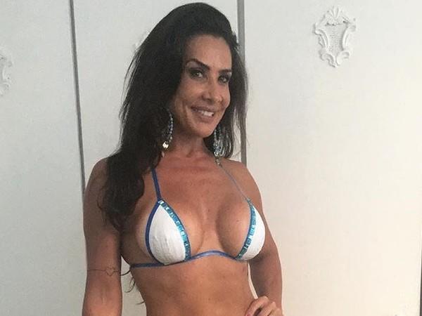 Scheila Carvalho se rende ao biquíni de fita isolante; fotos!