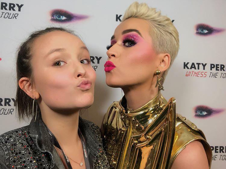Larissa Manoela posa ao lado de Katy Perry e leva web à loucura