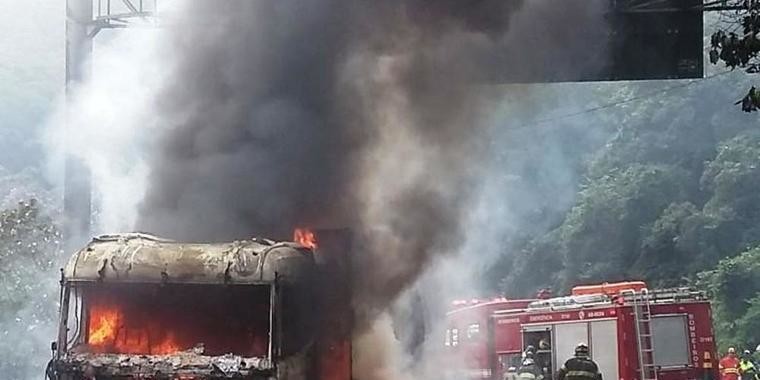 Incêndio em caminhão carregado com soja bloqueia rodovia em SP