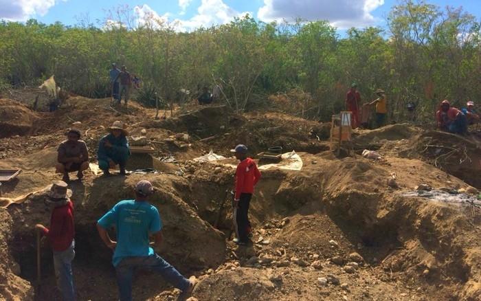 Garimpo irregular foi montado em Santaluz (Crédito: Dalton Soares/TV Bahia)
