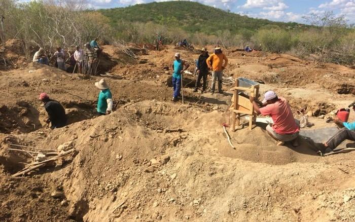 Garimpo irregular foi montado em Santaluz (Crédito: Dalton Soares/TV Bahia)