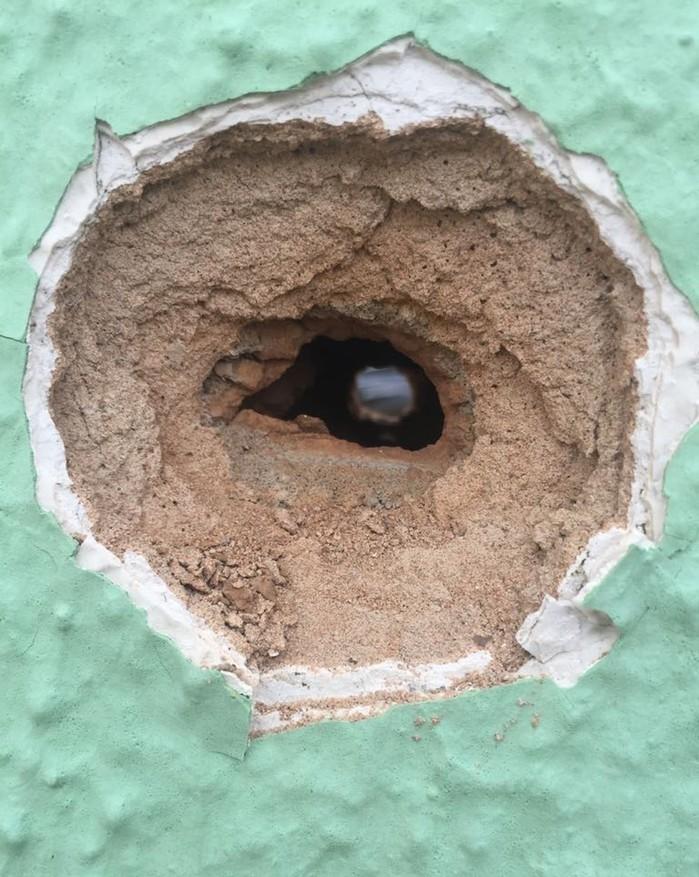 Marca de bala no prédio da Secretaria de Justiça, em Fortaleza. Homens atiraram contra o prédio e morreram em confronto com a polícia (Crédito: Reprodução )