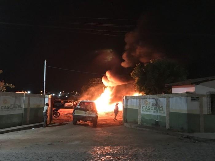 Criminosos incendiaram mais de 50 veículos que estavam apreendidos em terreno na cidade de Cascavel (Crédito: Reprodução )