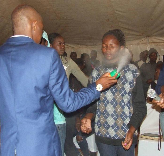Pastor jura curar HIV e fazer brotar dinheiro do bolso dos fiéis