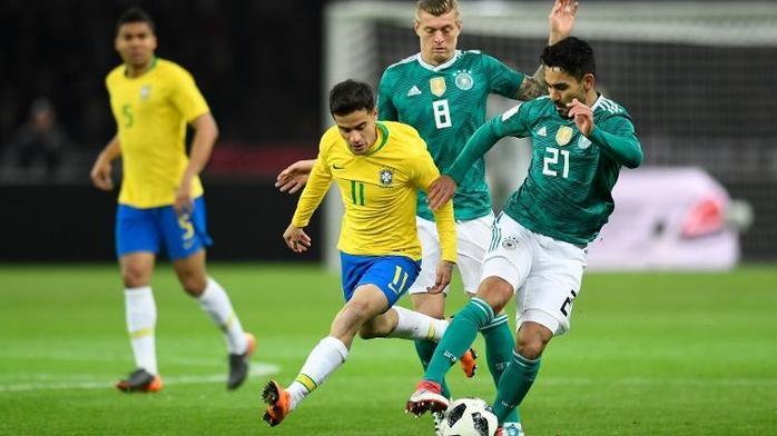 Coutinho disputa bola com alemães (Crédito: AFP)