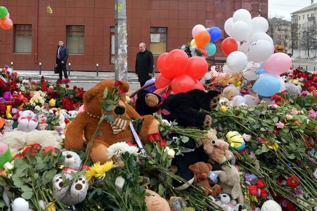 Vladimir Putin visita memorial em frente ao shopping (Crédito: Reuters)
