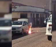 Fio de rede elétrica cai de poste e ateia fogo a carro em Goiás